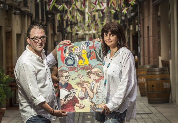 Pedro Cárcamo y Anca Teodorescu, con un cartel diseñado por Miguel Ángel Ropero. :: justo rodríguez/