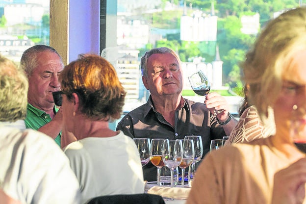 Se ofrecieron los pinchos 'Fritada riojana con yema', 'Bonito de campaña en torta marina' y 'Manos de cerdo con salsa riojana' ::
