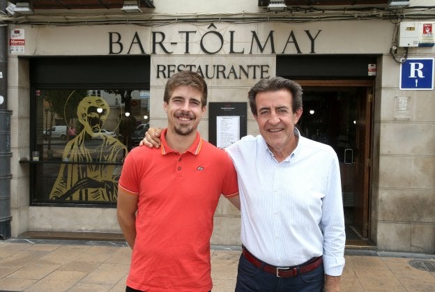 Nacho y Nacho, los dos juntos en la céntrica terraza del Tolmay. /Juan Marín