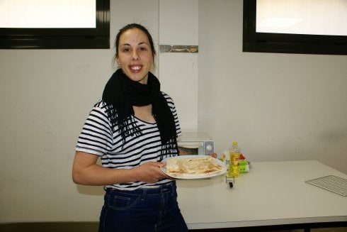 María Lacalle, con la empanada asturiana de jamón que preparó para los niños dei Centro Joven de Nájera.