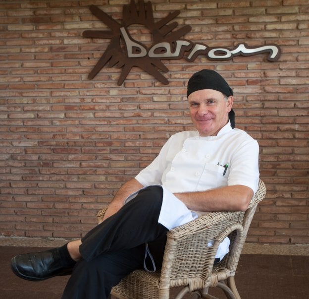 Carlos González lleva 25 años cocinando en el Barros.