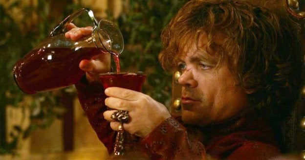 El vino. Tyrion Lannister desmuestra ser un gran amante del vino.