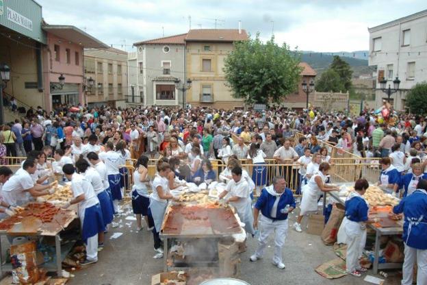 La plaza principal se transforma en un gran comedor.
