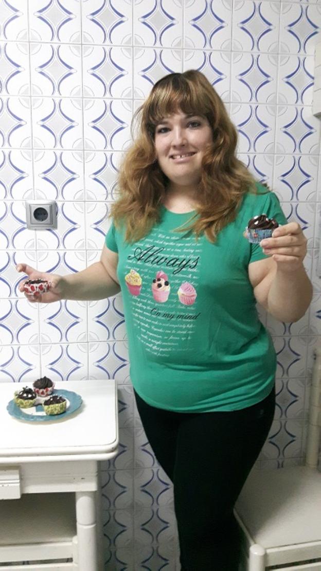 Virginia Castillo muestra varios de sus deliciosos 'cupcakes' de chocolate con ganache de chocolate. :: p. h./