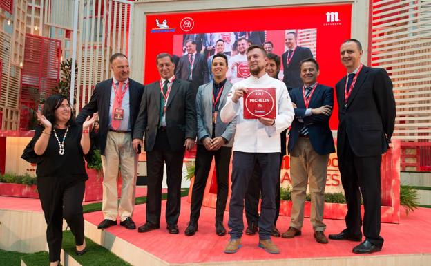 Ramón Piñeiro recoge su placa que le identifica como ‘Bib Gourmand’. ::