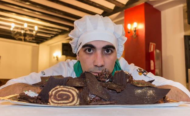 Óscar Moya, junto al postre navideño realizado en la Escuela de Hostelería y Turismo. :: /