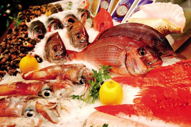 Las pescaderías son joyerías en Navidad. :: l.R./