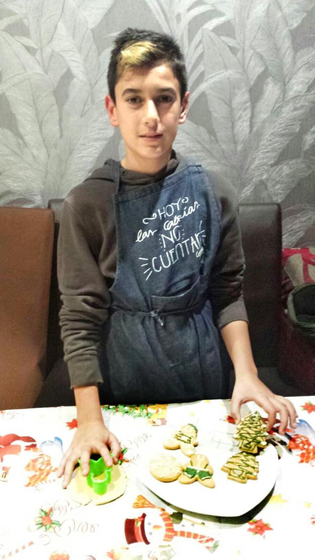 Christian muestra algunas de las galletas que ha preparado a partir de la receta de su abuela Conchi. :: /Pilar Hidalgo