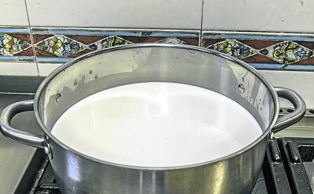 La leche de ordeño, clave en la elaboración.