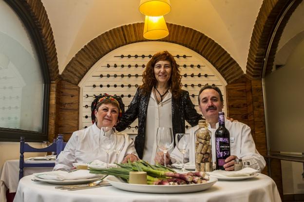La directora del Hotel Virrey, Yolanda García, junto a los chefs Nino Karosanitdze y Tomás Forcada. /Justo Rodriguez