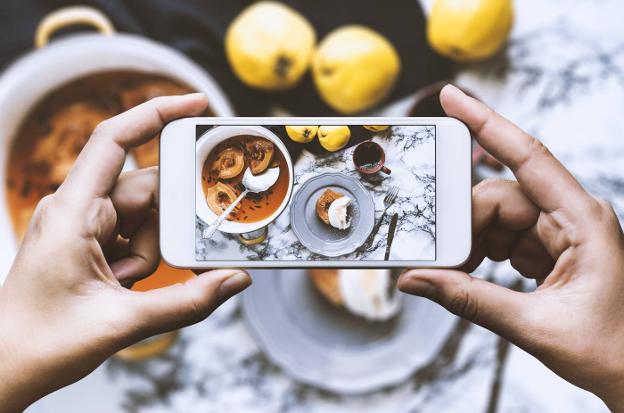 Los restaurantes cada vez son más activos en las redes sociales con sus perfiles propios. :: fotolia
/