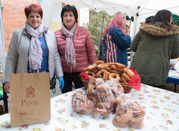 Mariasun Fonseca y Milagros Padilla, en el puesto de las rosquillas por la Fiesta del Ciruelo en Flor. /Sonia Tercero