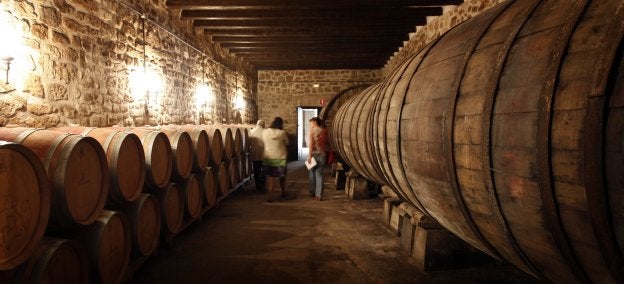 Barricas en una bodega de La Rioja Alta en una imagen de archivo. ::