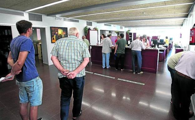 Filas de viticultores, esta semana en las dependencias del Consejo Regulador