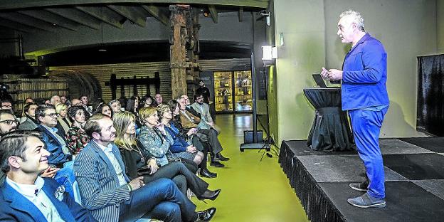 Ferran Adrià se dirige al público ayer en el Museo Vivanco, con Rafael y Santiago Vivanco, así como Leonor González Menorca, en primera fila./Justo Rodriguez