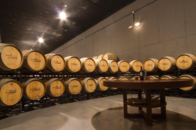 Nave de barricas de Bodegas Tobía (Cuzcurrita). / L. R.