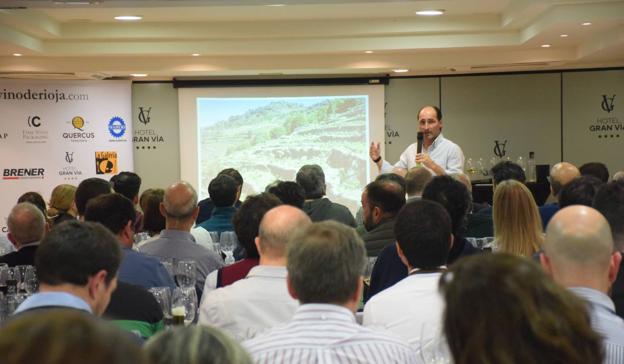 Pablo Eguzkiza explicando las terrazas donde se asienta el viñedo en el salón de catas del Hotel Gran Vía. /Miguel Herreros