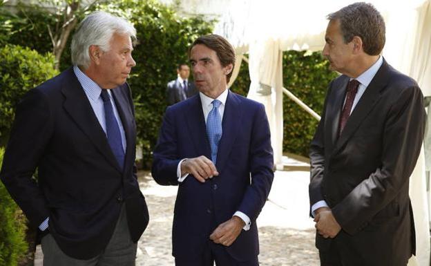 González (i), Aznar (c) y Zapatero hablan.