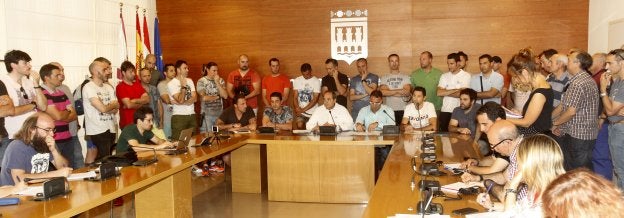 Alrededor de 80 personas, algunos agentes incluso con sus hijos, se plantaron; «no vamos a soportar más una situación que atenta contra la conciliación», dicen.