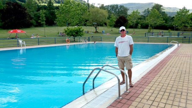 Aitor Ortiz de Mendibil, ayer junto a las piscinas de Valgañón. :: j.a.