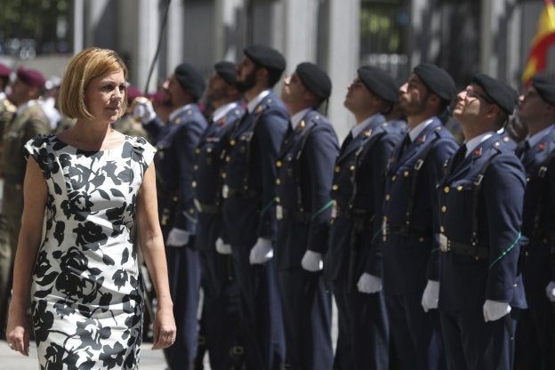 Cospedal pasando revista durante el acto con el que Defensa celebró su 40 aniversario. :: j. j. gullén / efe