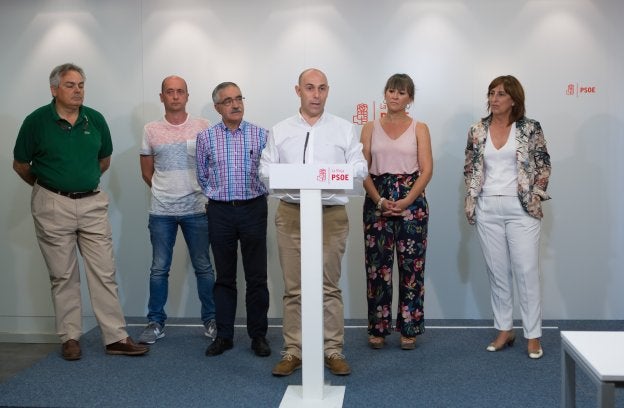 Jesús Urbina, Pedro Ortiz, Agustín García Metola, Caperos, Eva San Miguel y Gemma López, ayer, en la presentación de los compromisos de la candidatura del alcalde de Casalarreina. :: sonia tercero