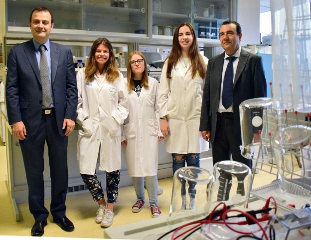 Miguel Ángel Fernández y Javier Aparicio, con las tres destacadas estudiantes. :: Miguel herreros