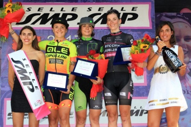Sheyla Gutiérrez (centro), feliz en el podio después de vencer en la séptima etapa del Giro de Italia. :: cylance