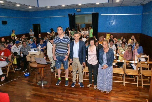 Los autogestores se reunieron en la sala del Doga. :: F. D.