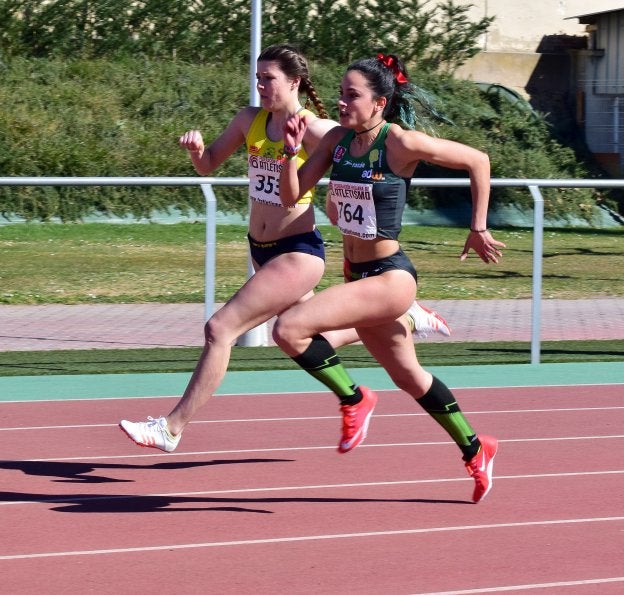 Patricia Urquía (verde) y Elba Parmo (amarillo), en una prueba en el Adarraga. :: Sonia Tercero