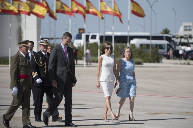 Los Reyes, acompañados por la presidenta del Congreso, se dirigen hacia el avión antes de despegar rumbo a Londres. :: DE SAN BERNARDO