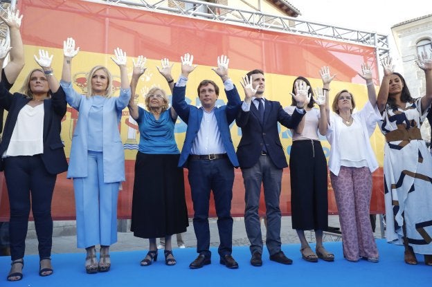 La hermana de Miguel Ángel Blanco y representantes madrileños de todos los partidos, ayer, durante el homenaje del PP. :: emilio naranjo / efe