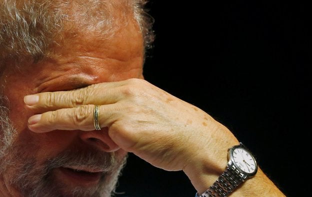 Lula se cubre los ojos en un acto con sindicatos. :: R. Moraes / REUTERS