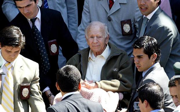 Paul Schaefer (c), ex líder de la secta Colonia Dignidad.