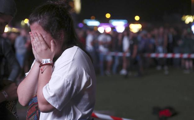 Una joven lamenta la muerte de Pedro Aunión.