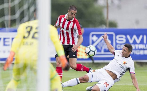 Sabin Merino, durante un amistoso disputado por el Athletic frente al Basilea.