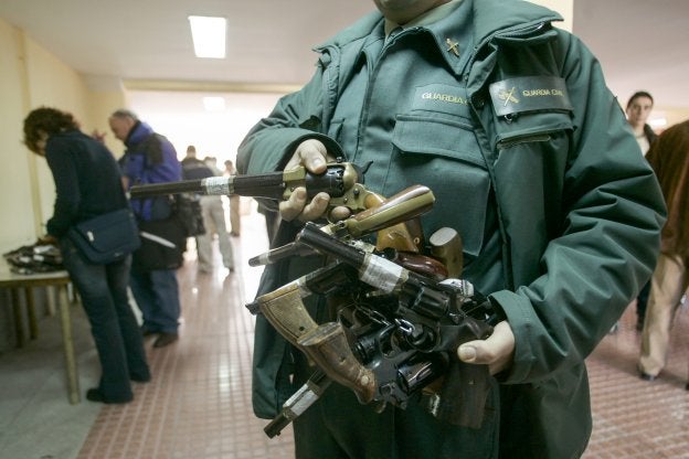 Imagen de pistolas y revólveres en una subasta de armas de la Guardia Civil. :: JAIME GARCIA