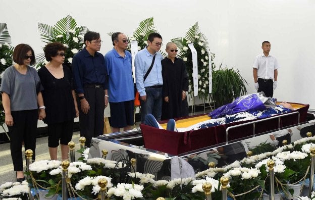 Familiares de Liu Xiaobo, durante la celebración del funeral. :: afp