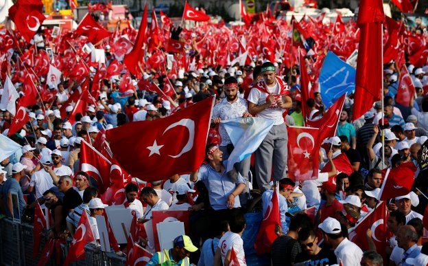 Concentración en el puente de Estambul. :: Murad Sezer / reuters
