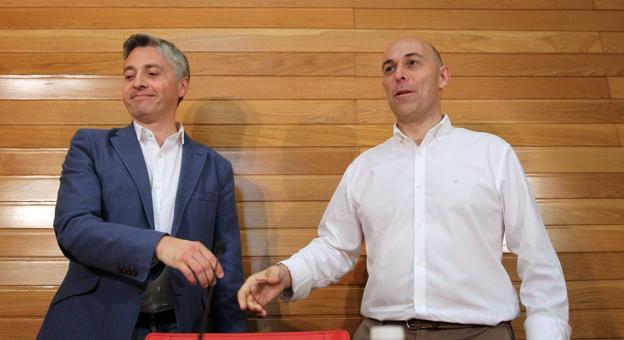 Francisco Ocón y Félix Caperos, durante su cara a cara el pasado martes.