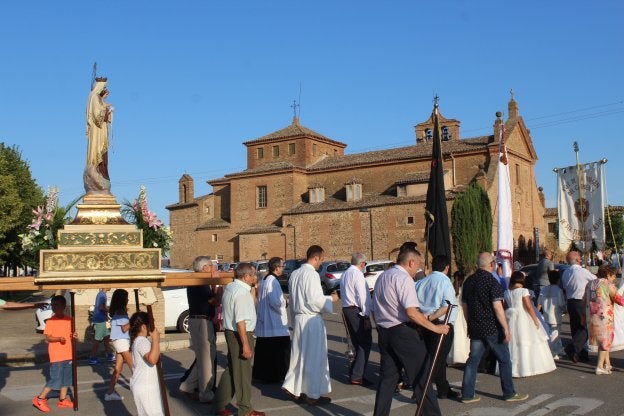 La procesión a su paso por el santuario de la Virgen del Carmen. :: m.f.