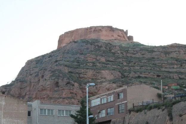 Tras la fase arqueológica interior, el castillo afronta ahora la etapa de revestimiento y consolidación exterior en lo alto del cerro. :: E.P.