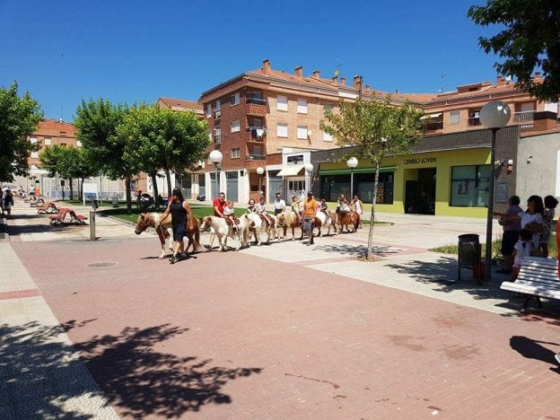 Paseo en caballo de los niños en las fiestas de Autol. :: m.f.