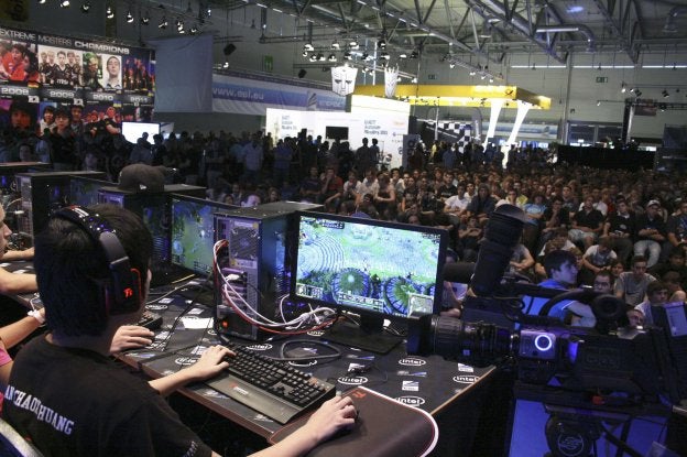 Un equipo de jugadores compiten en un torneo de videojuegos ante decenas de personas. :: reuters