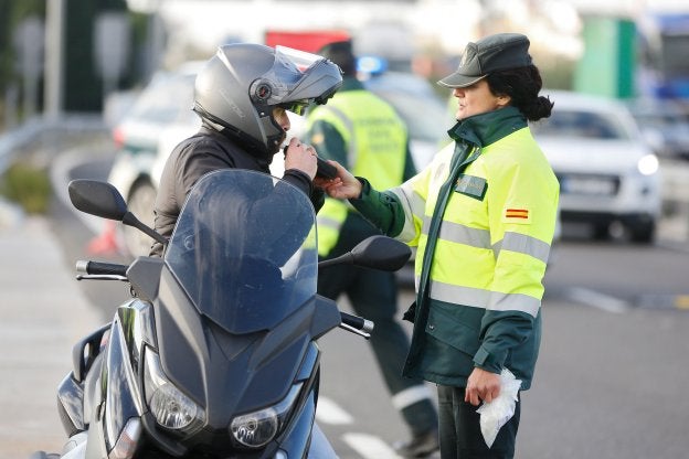 Una agente de la Agrupación de Tráfico de la Guardia Civil somete a la prueba de la alcoholemia a un motorista. :: r. Solsona