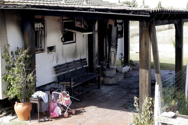 Estado en que quedó la vivienda de El Palmar en la que tuvo lugar el trágico incendio. :: Román Ríos / efe