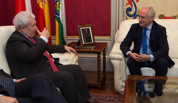 Ceniceros conversa con el embajador de Chile en una visita reciente a La Rioja. :: sonia tercero