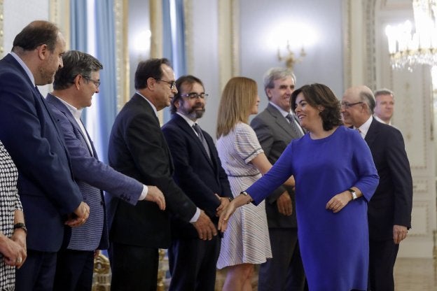 La consejera riojana Begoña Martínez Arregui, de espaldas, ayer en una reunión en la Moncloa.