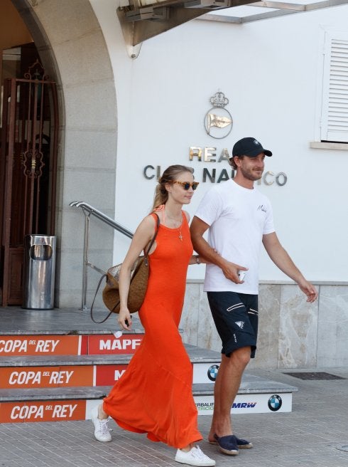 Pierre Casiraghi y su esposa, Beatrice Borromeo, abandonan las instalaciones del Club Náutico de Palma. :: r. c.
/