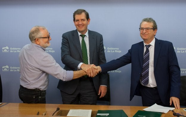 Royo, Nagore y Villoslada, tras la firma. :: díaz uriel